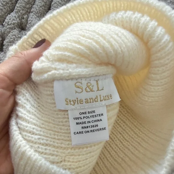 Cream Knit Beanie with Bow - Picture 2 of 3